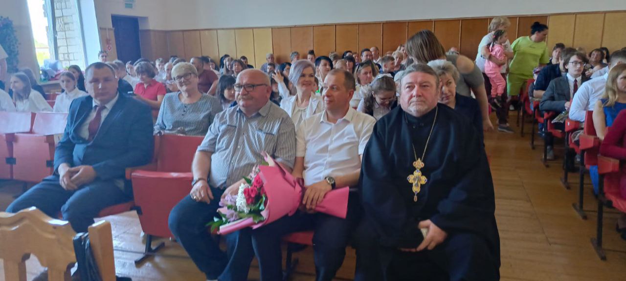 На торжественной линейке в Нивской средней школе