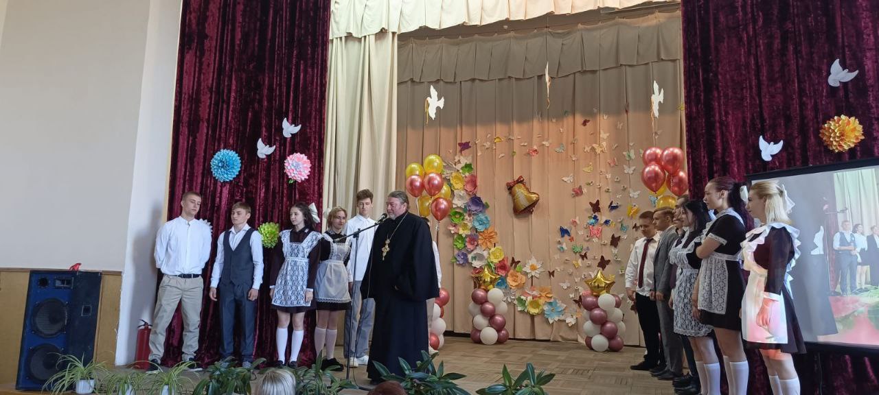 На торжественной линейке в Нивской средней школе