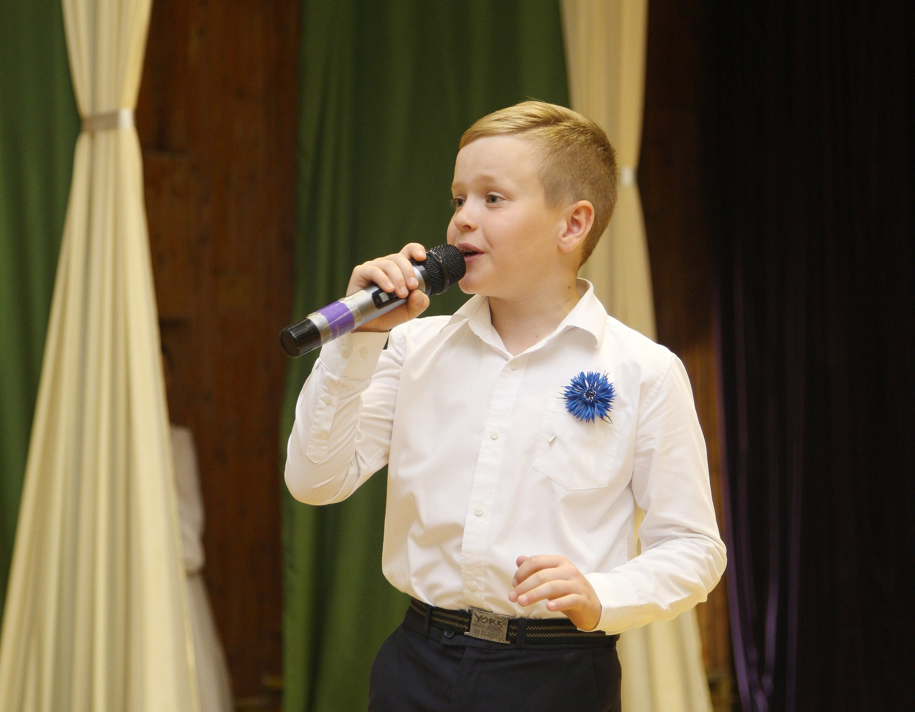Поёт Семенчуков Богдан