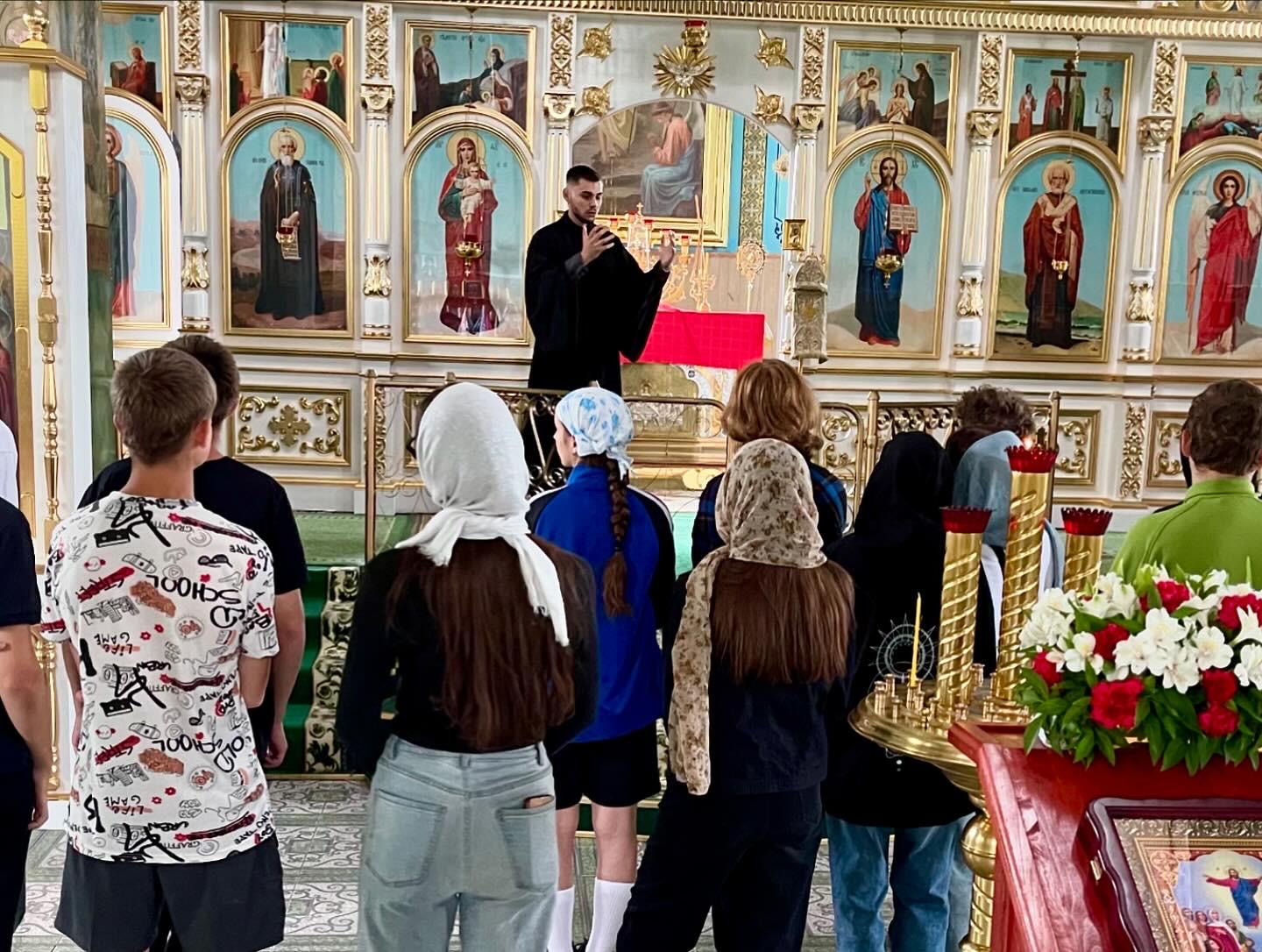 Экскурсию ведёт диакон Георгий Чичов