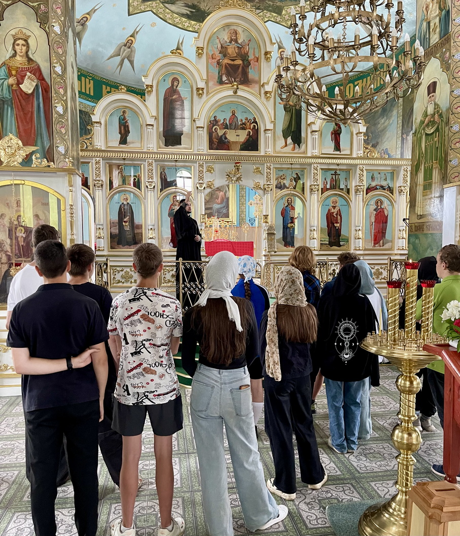 Экскурсию ведёт диакон Георгий Чичов