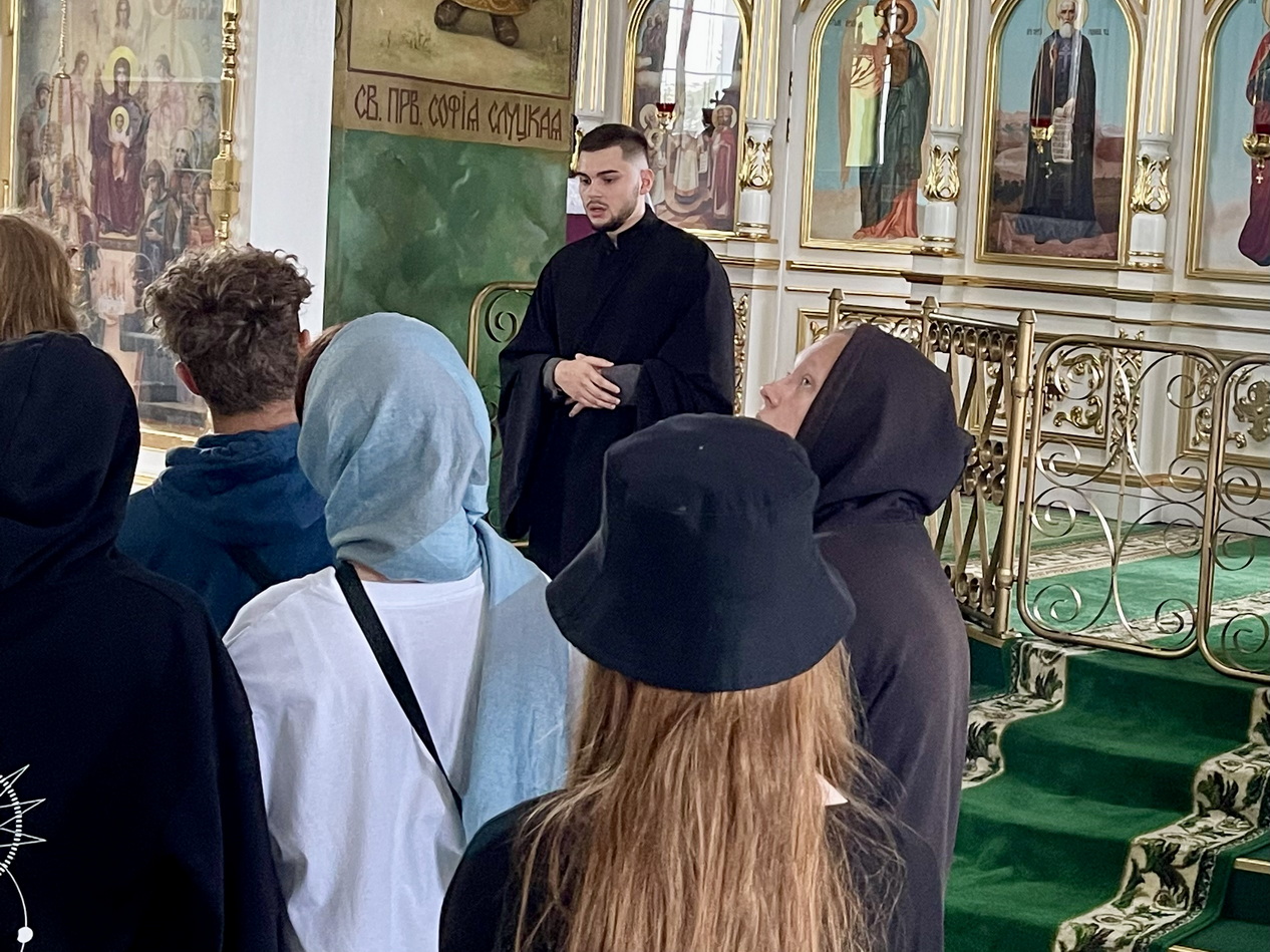 Экскурсию ведёт диакон Георгий Чичов