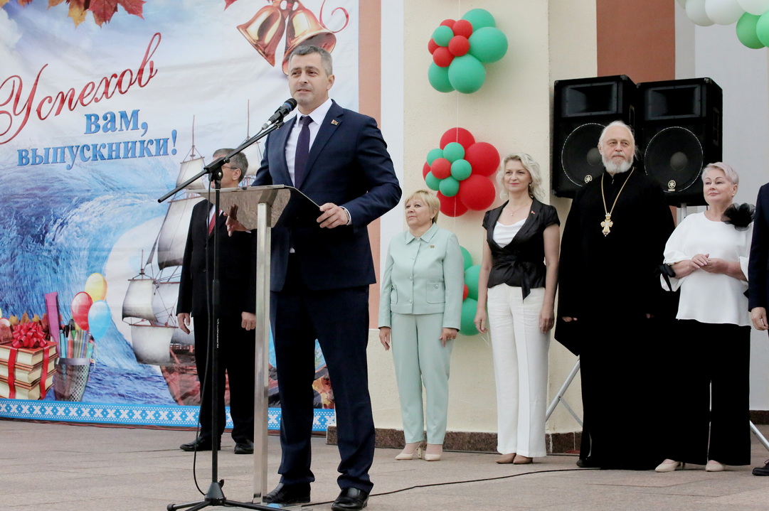 Выступает председатель жлобинского райисполкома Сергей Борисович Ярец
