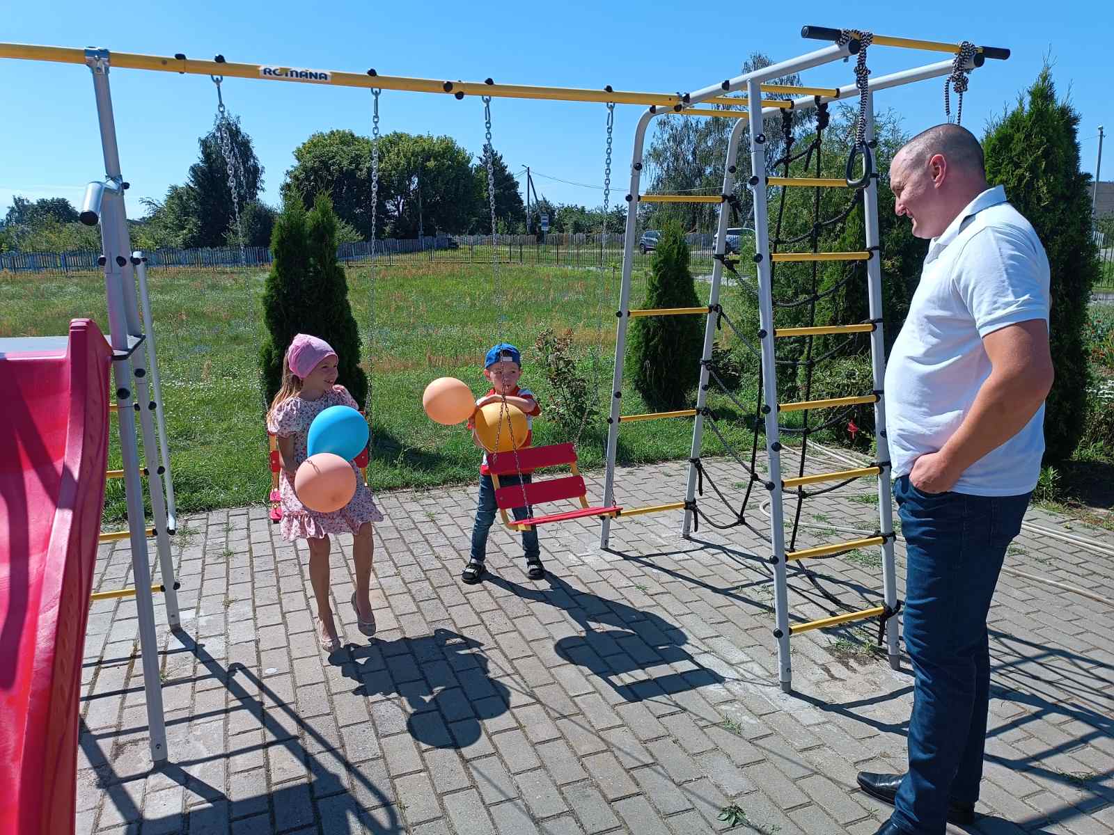 На детской площадке