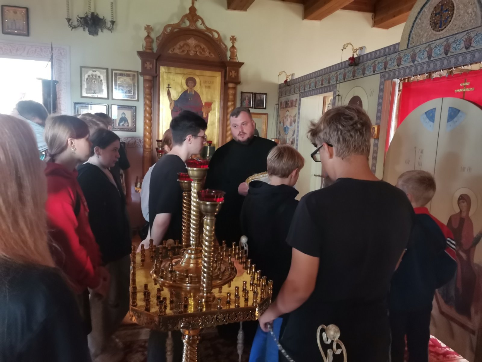 Экскурсию ведёт диакон Михаил Шмидов
