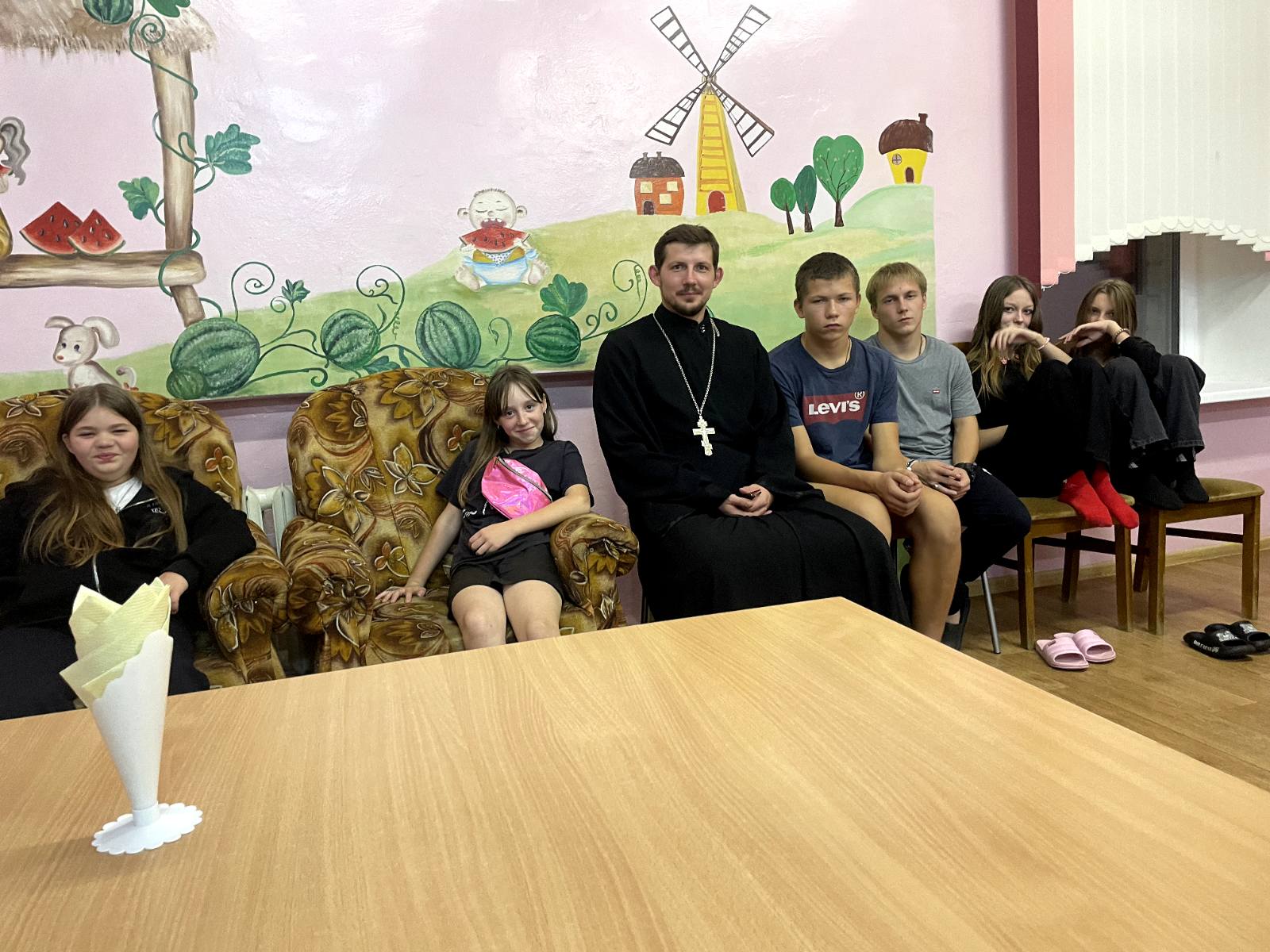 Иерей Андрей Исаев с ребятами