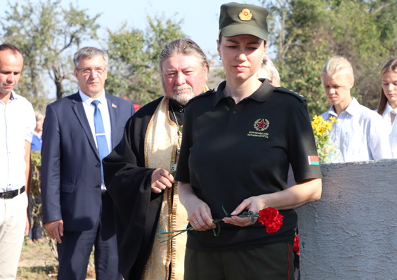 У братской могилы