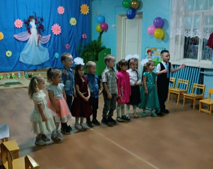 Поздравляют дети