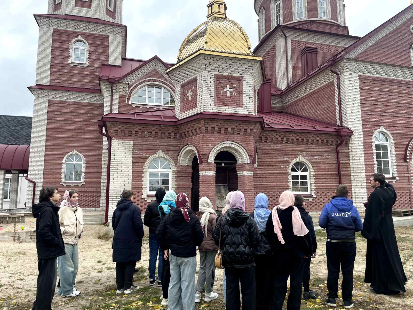 Экскурсию ведёт иерей Андрей Исаев