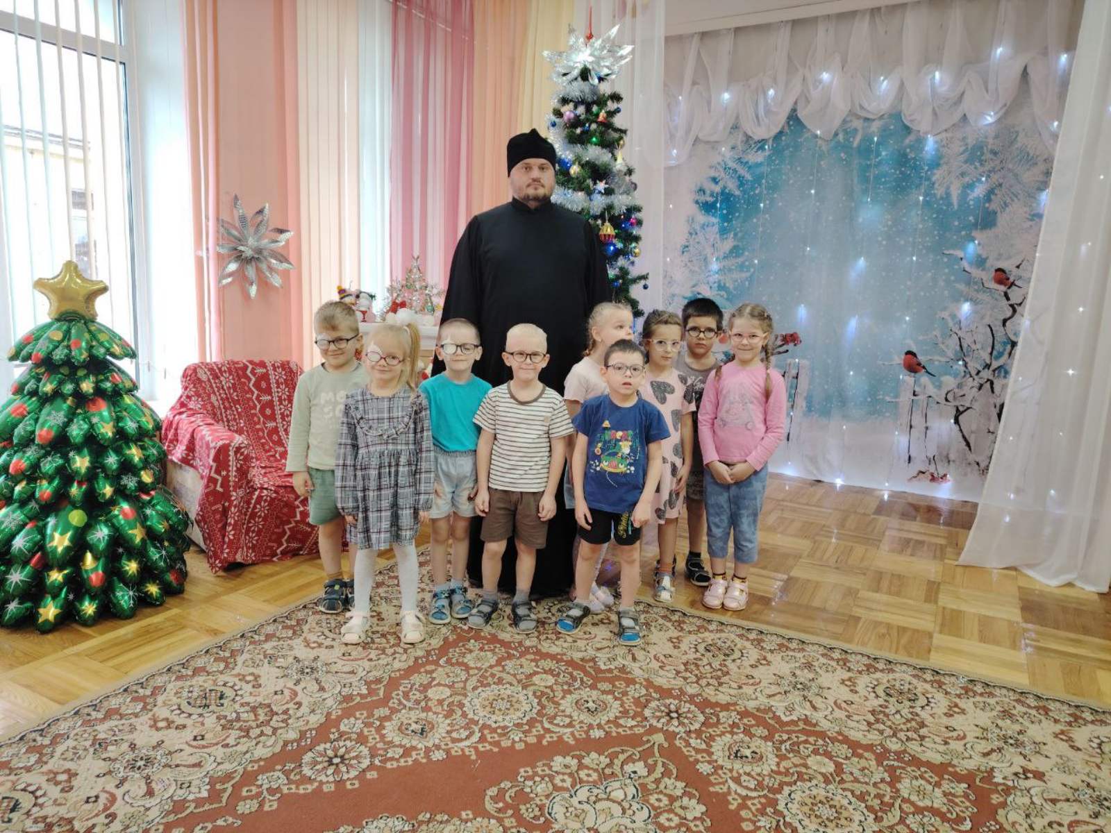 Диакон Михаил Шмидов с детьми