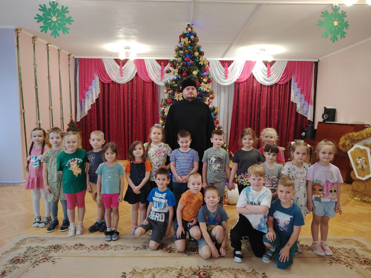 Диакон Михаил Шмидов с детьми