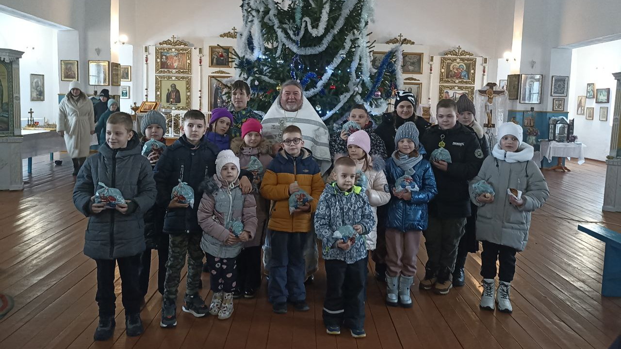 Протоиерей Виктор Коновалов с детьми