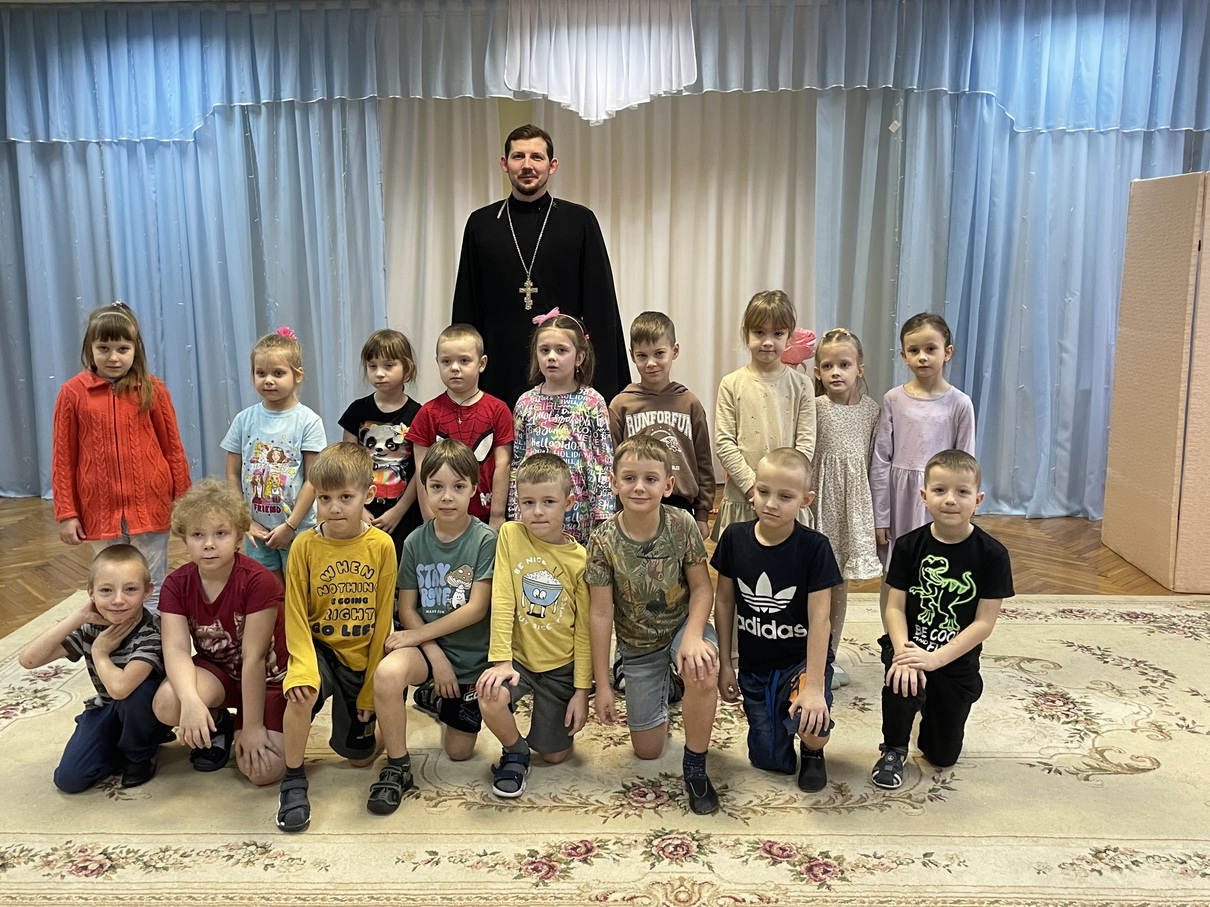 Иерей Андрей Исаев с детьми