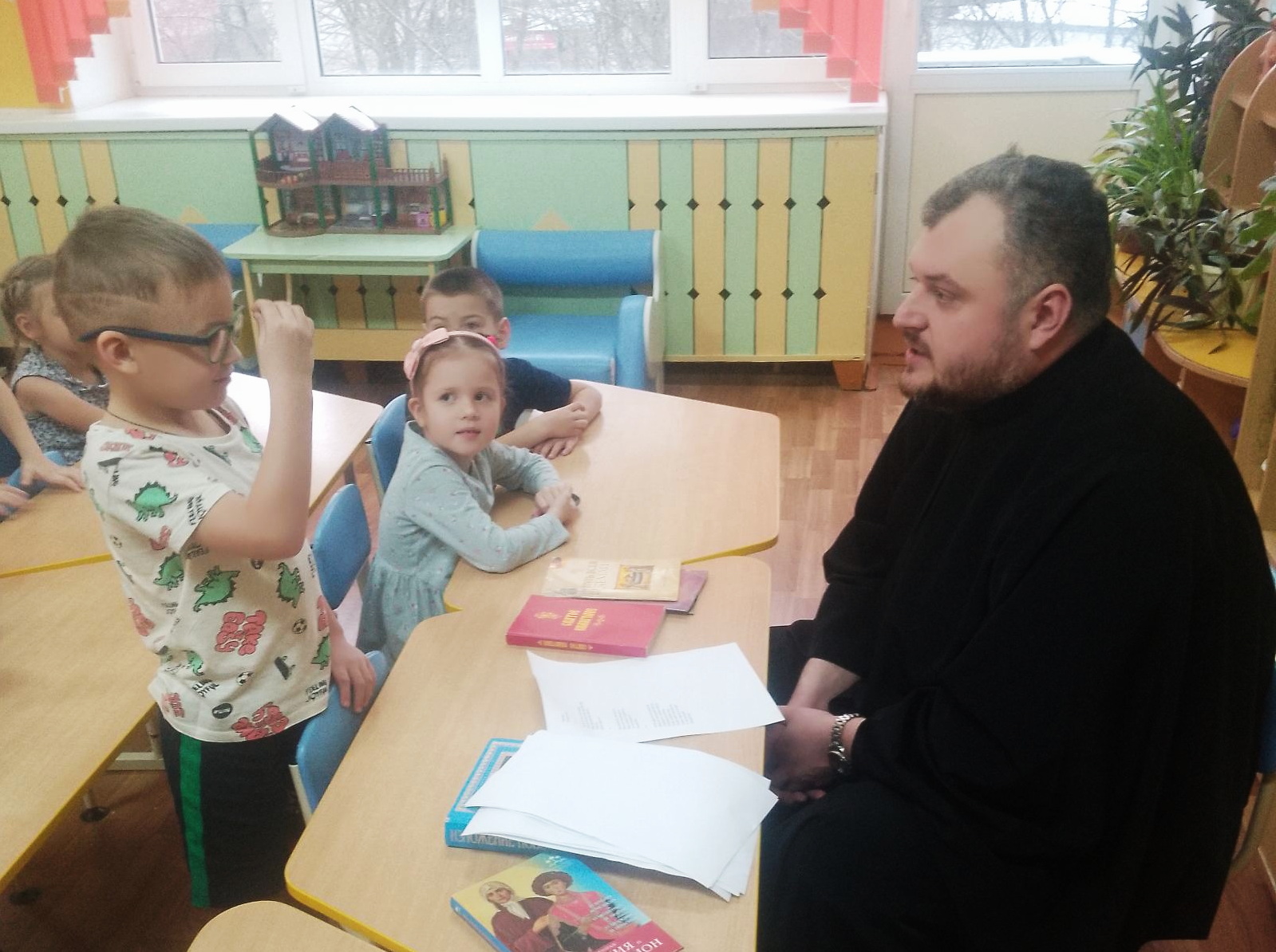 Диакон Михаил Шмидов с детьми