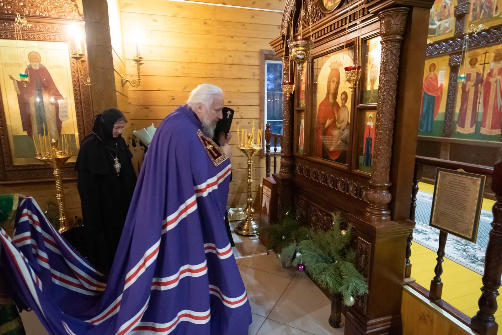 У иконы