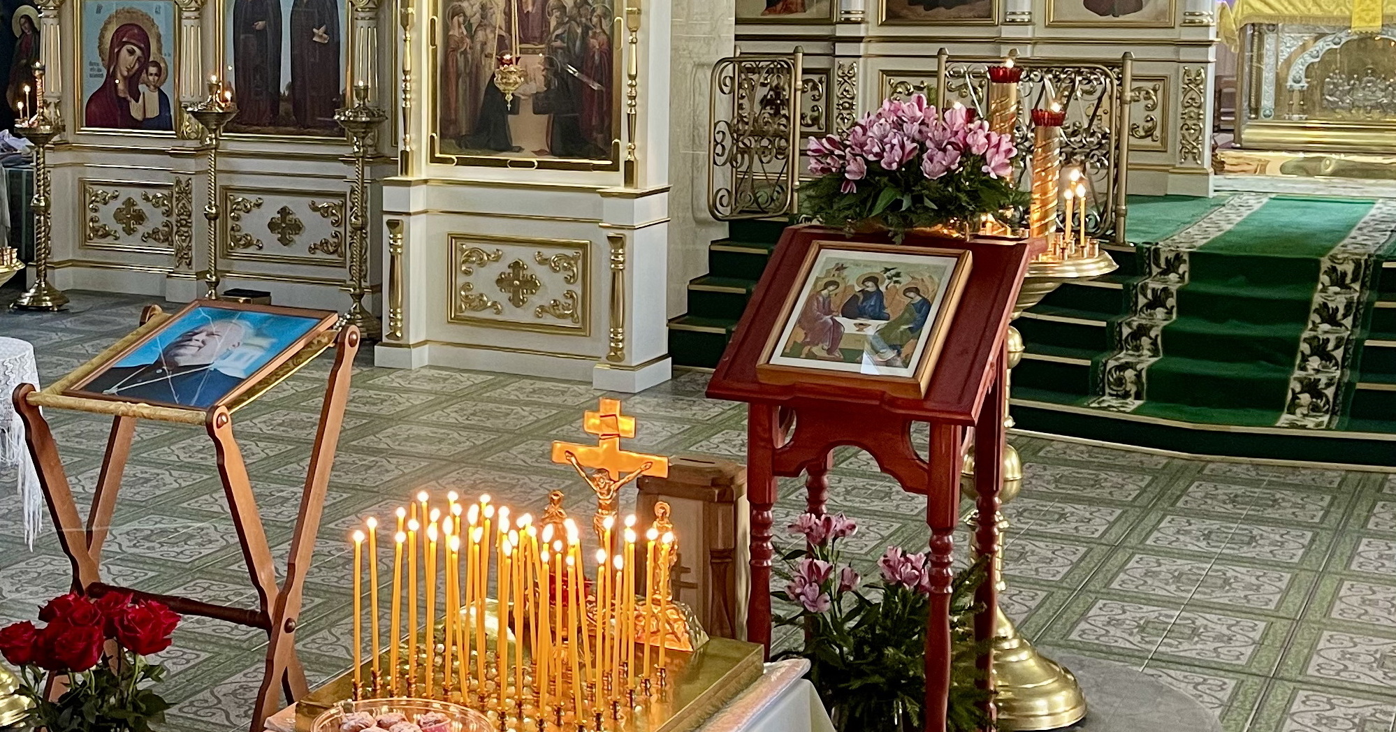 в храме