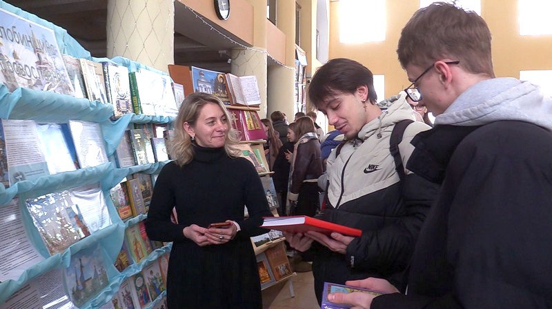 У выставки