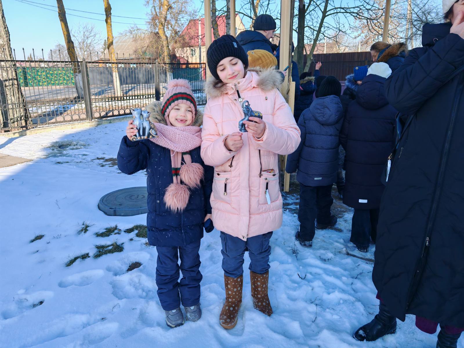Дети радуются призам