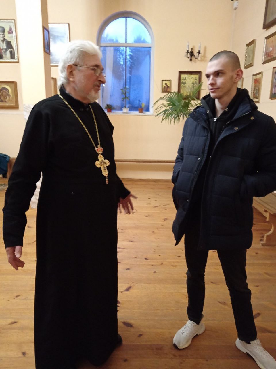 Экскурсию ведёт протоиерей Пётр Петрушенко