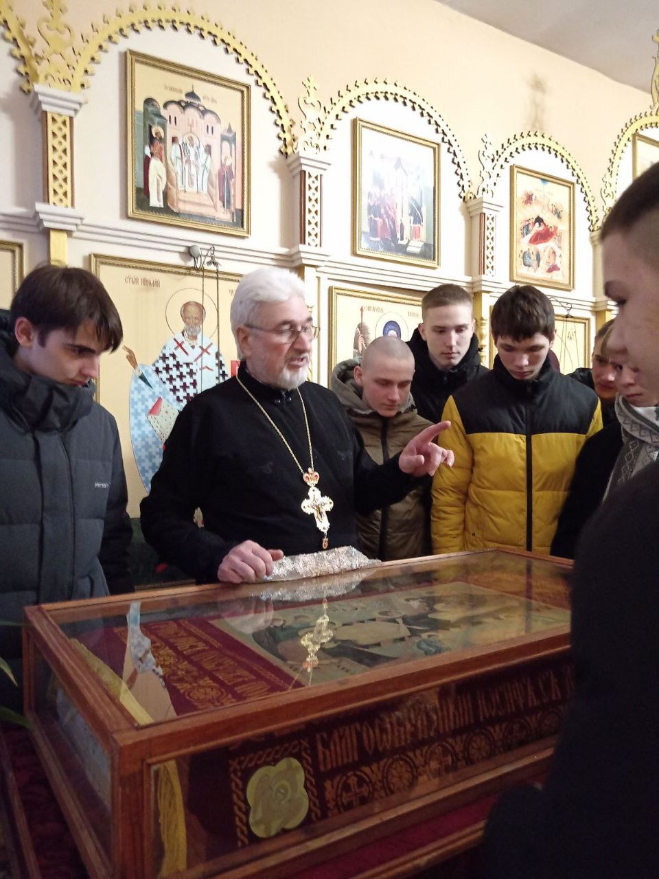 Экскурсию ведёт протоиерей Пётр Петрушенко