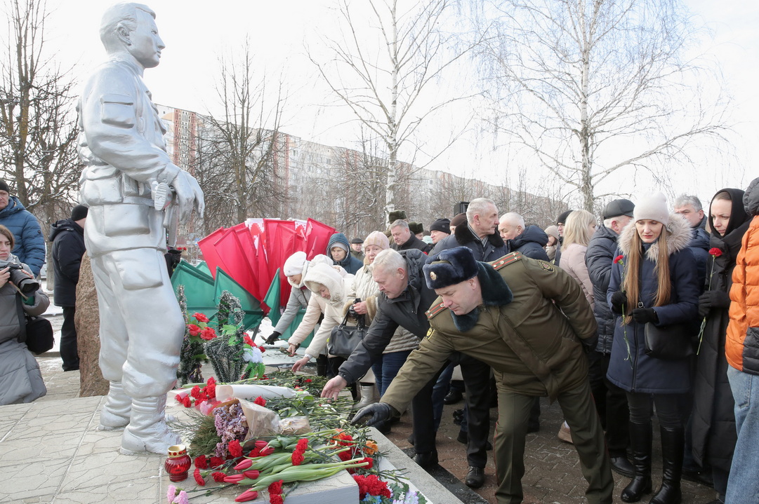 На митинге