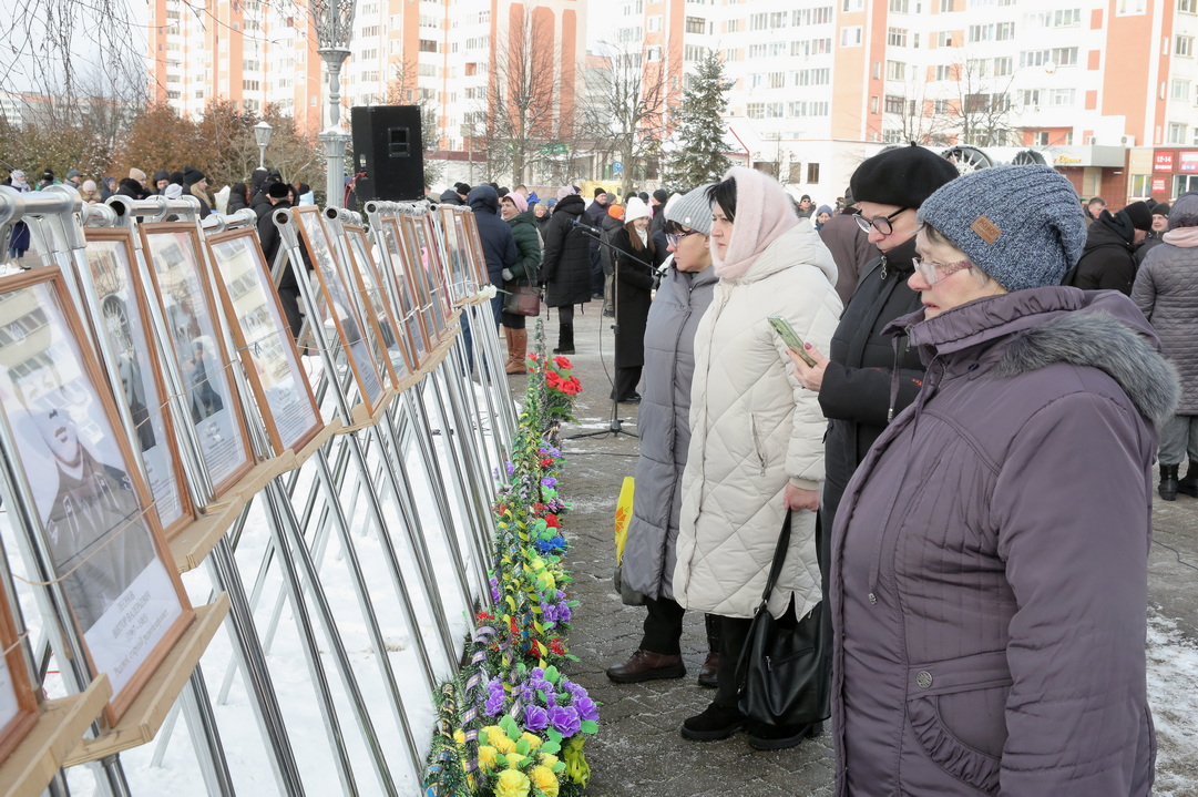 На митинге
