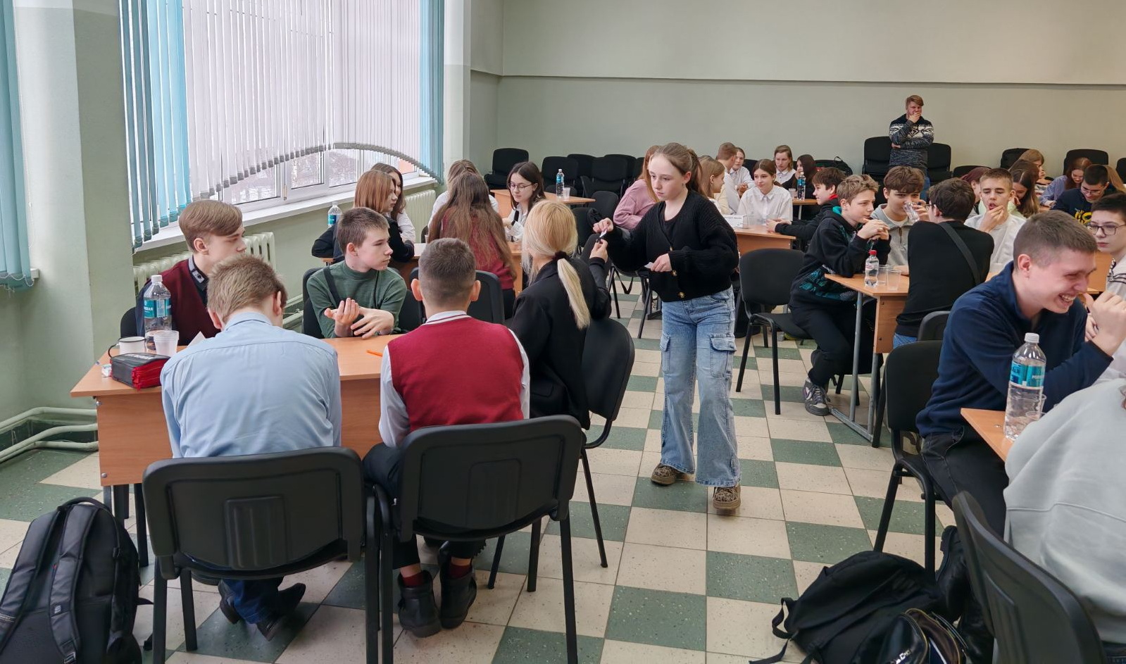 За игрой