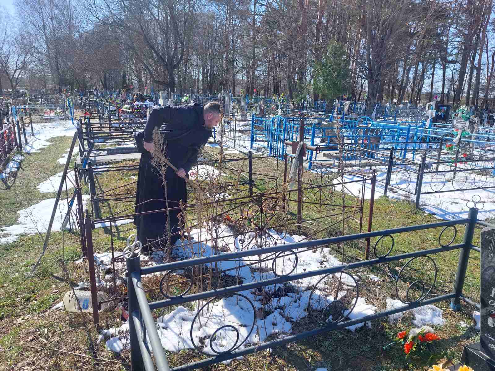 Уборка могил