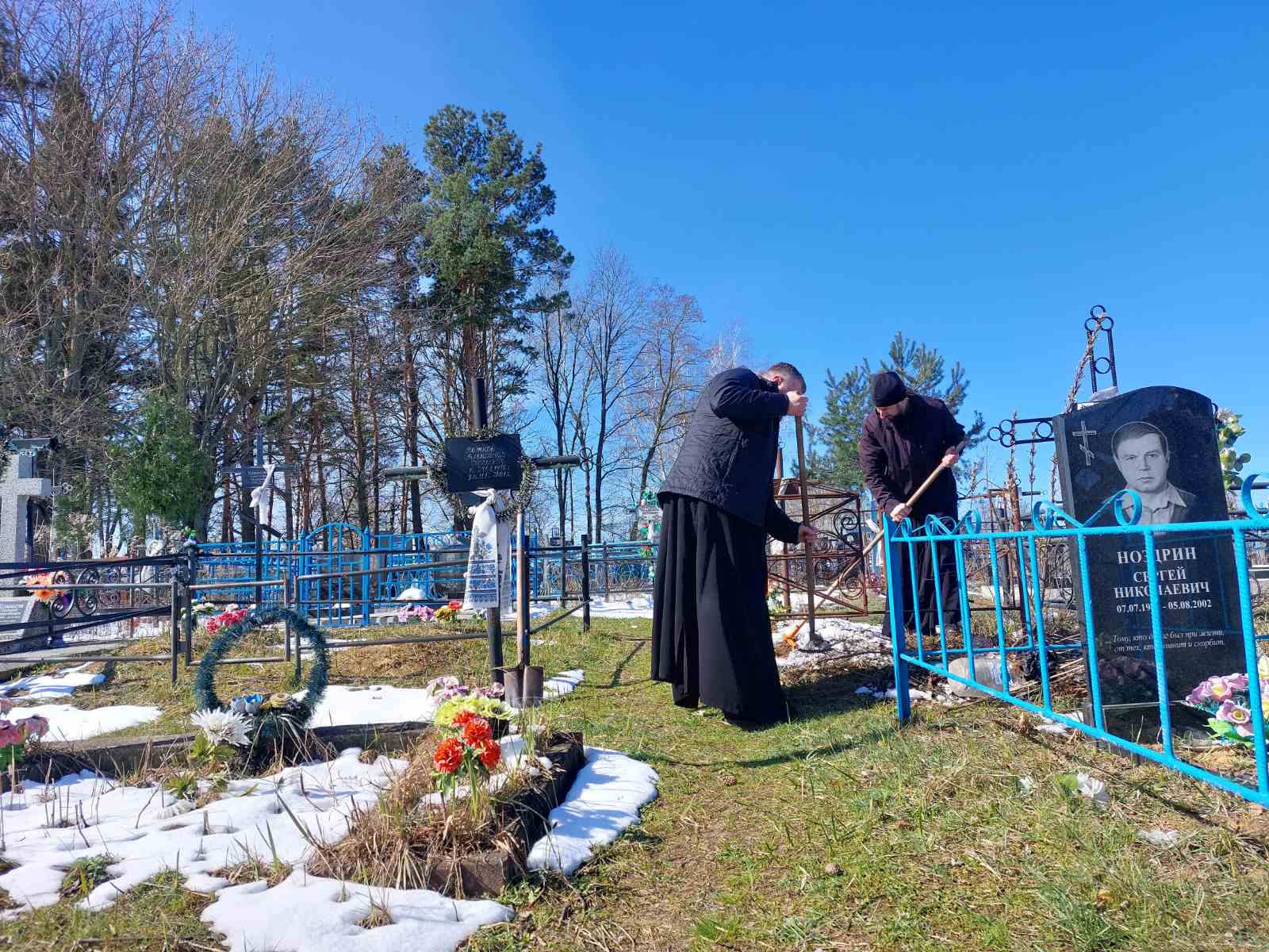 Уборка могил