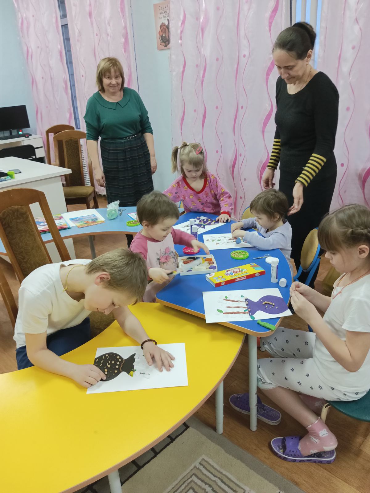 Сестры милосердия с детьми