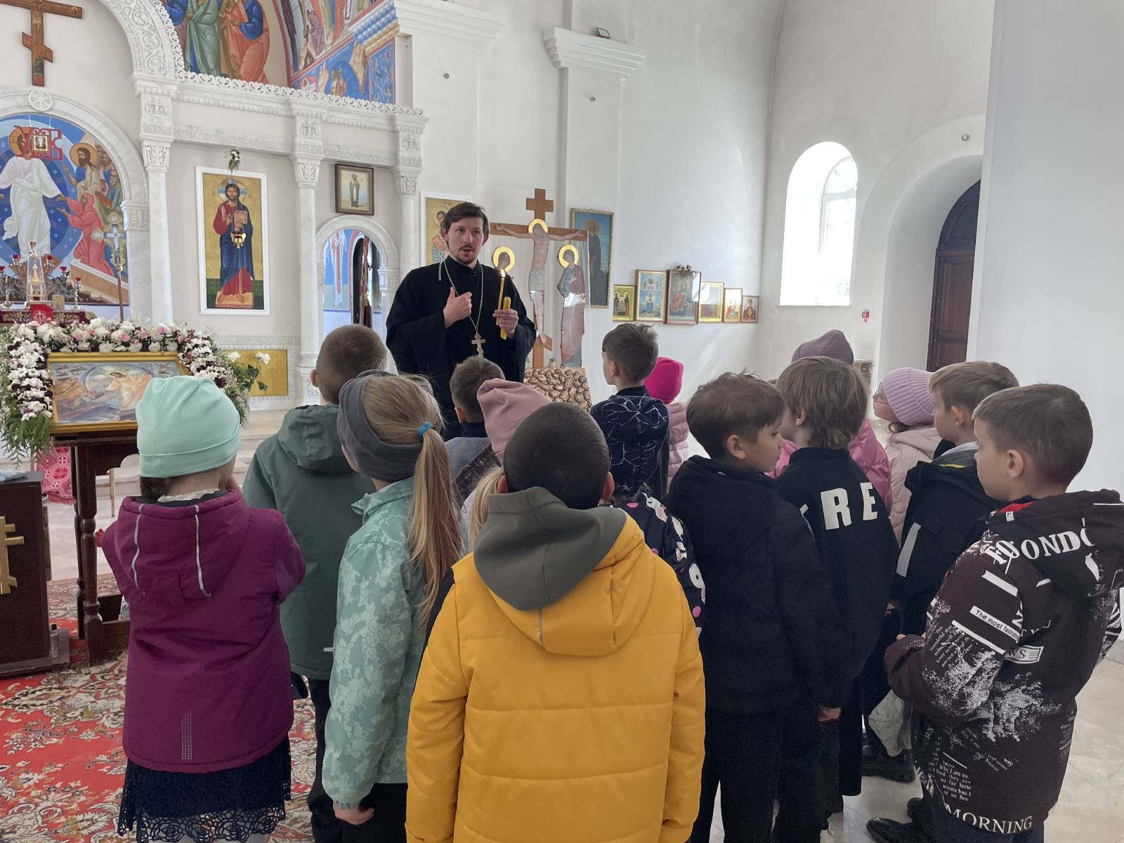 Экскурсию ведёт иерей Андрей Исаев
