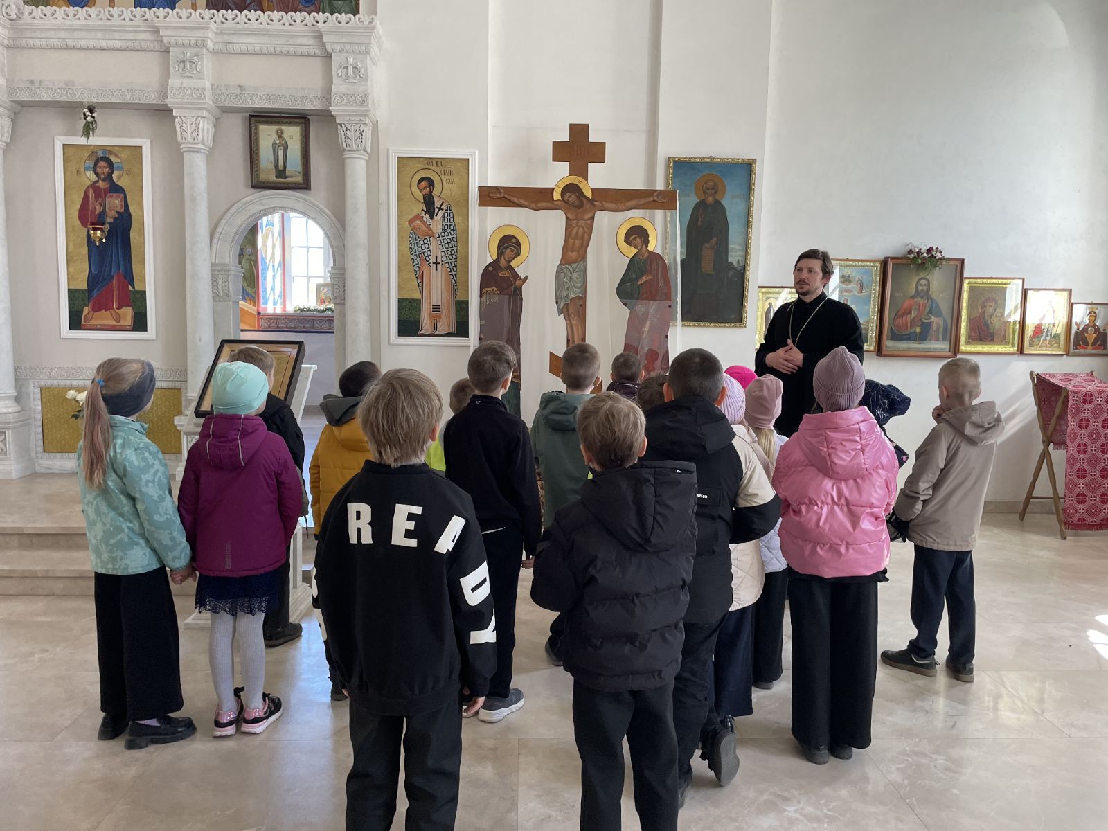 Экскурсию ведёт иерей Андрей Исаев