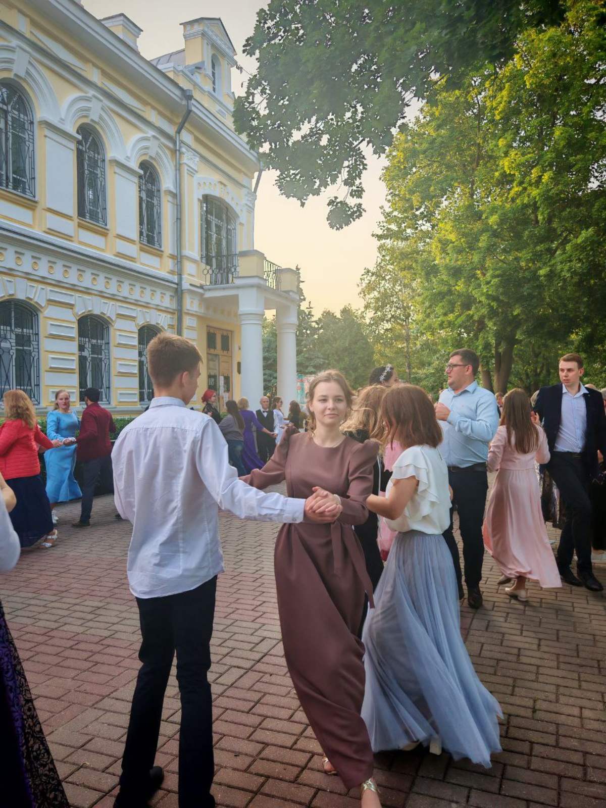 В танце