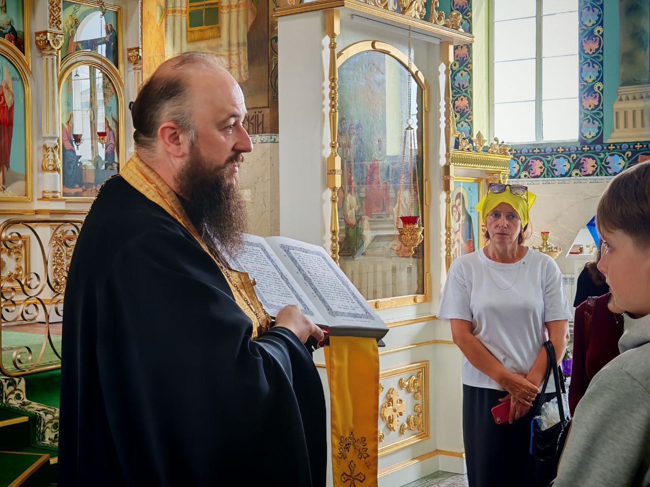 Экскурсию ведёт иерей Павел Кулиш