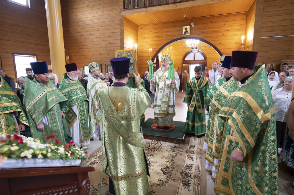Божественная литургия в храме прп.Серафима Саровского