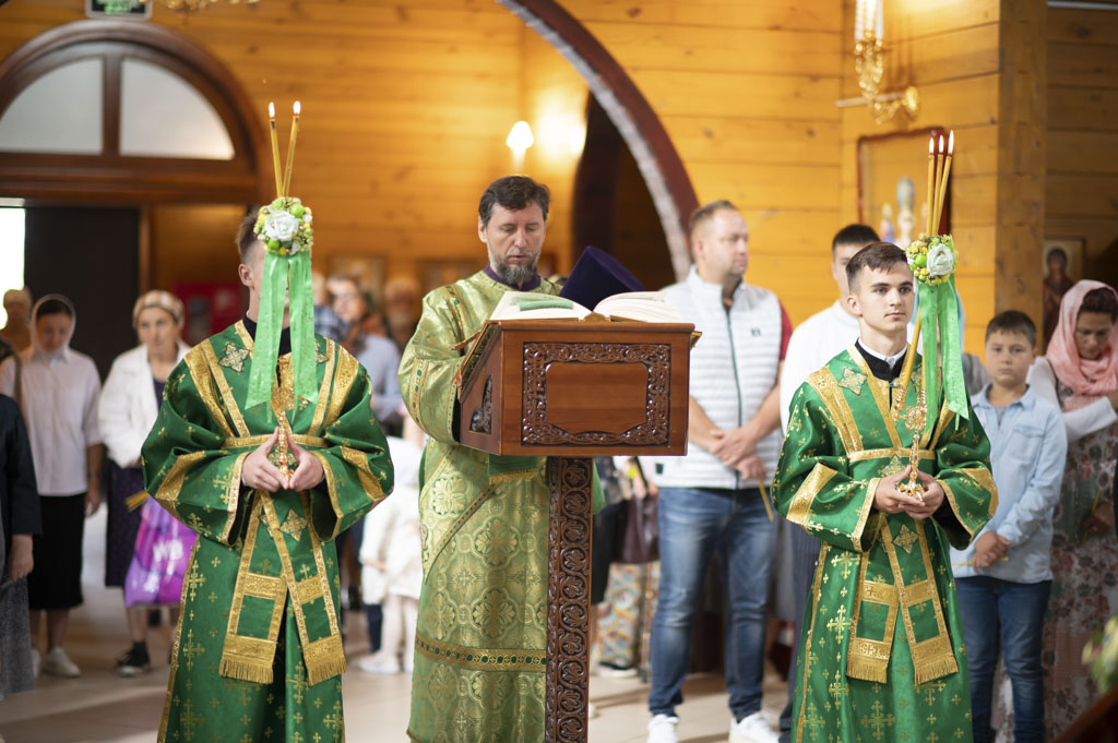 Божественная литургия в храме прп.Серафима Саровского