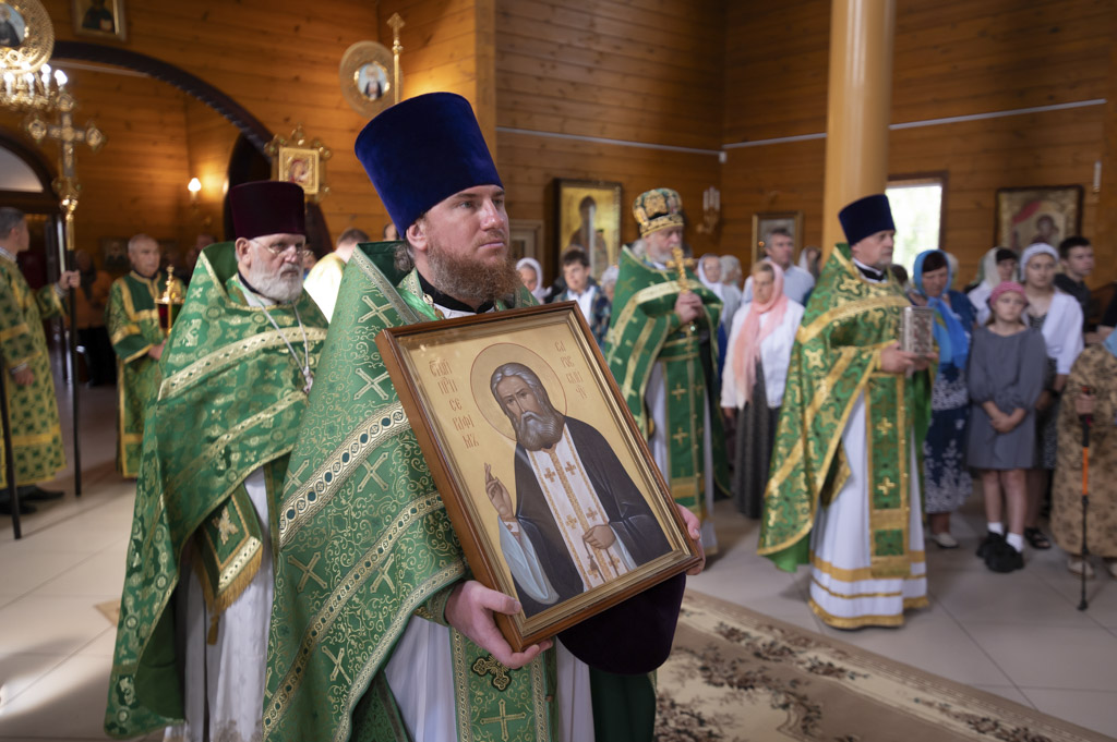 Божественная литургия в храме прп.Серафима Саровского