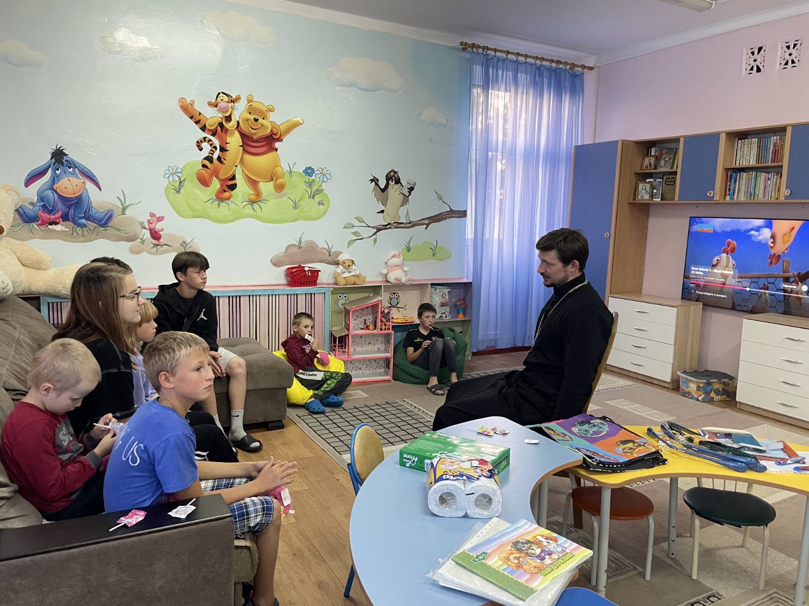 Беседу с детьми ведёт иерей Андрей Исаев
