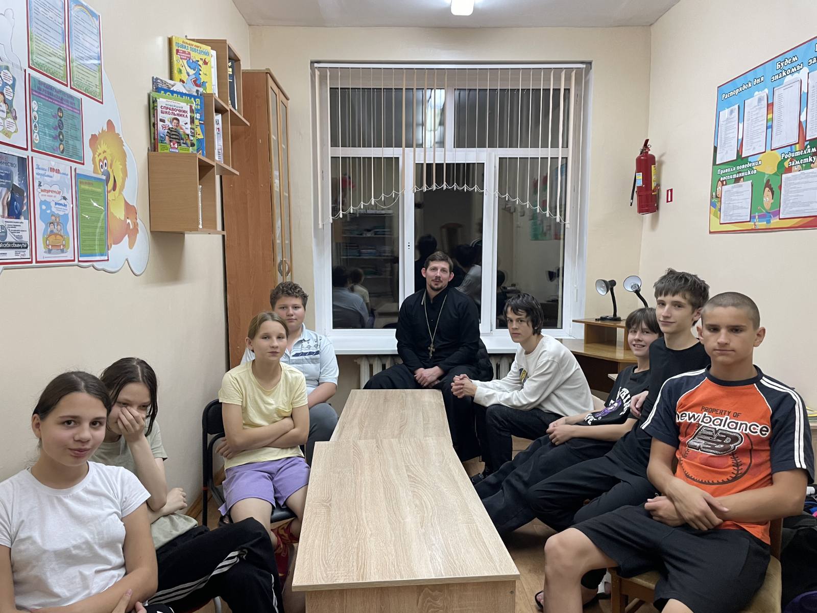 С подростками беседует иерей Андрей Исаев