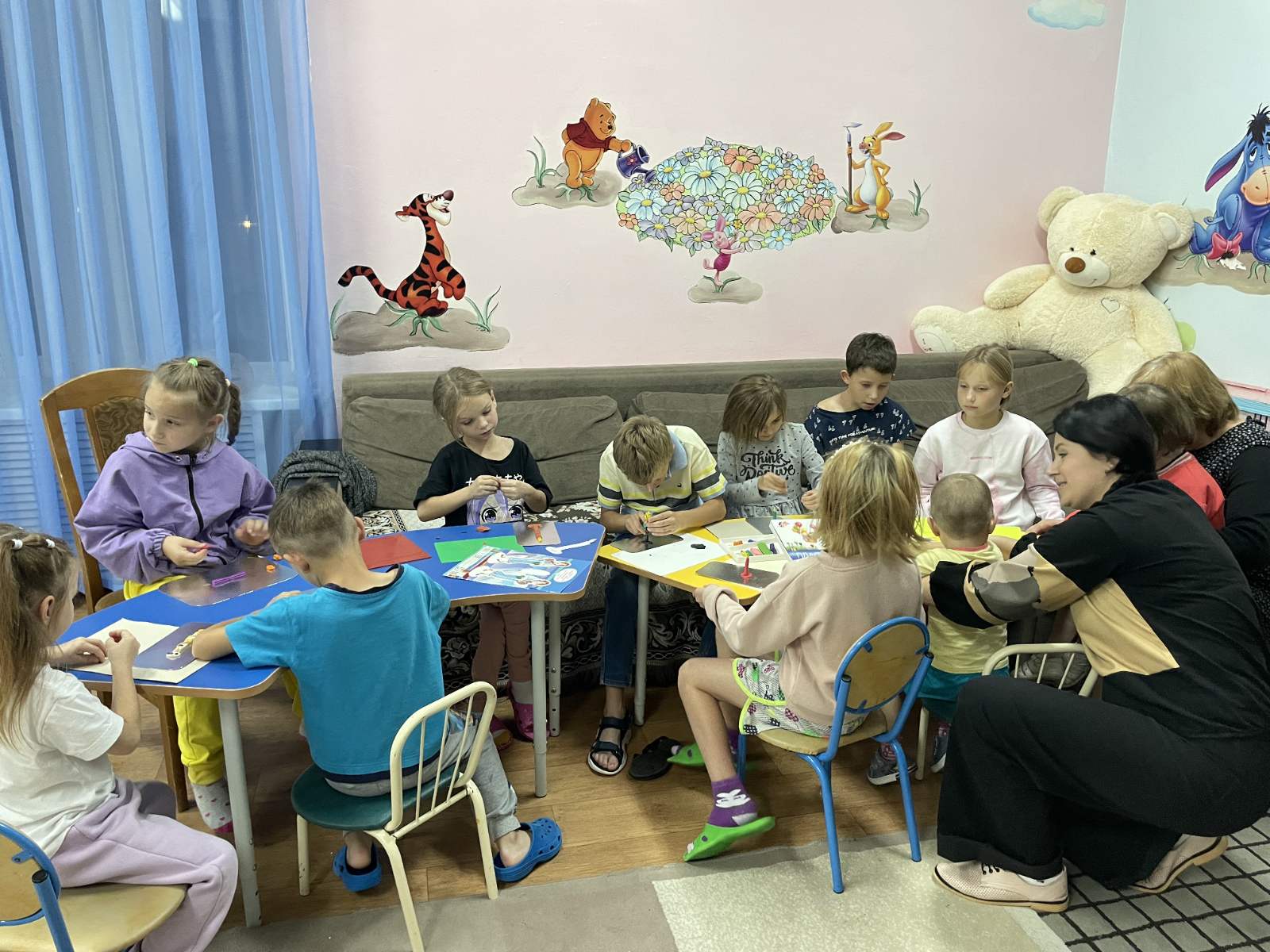 Сёстры милосердия с детьми