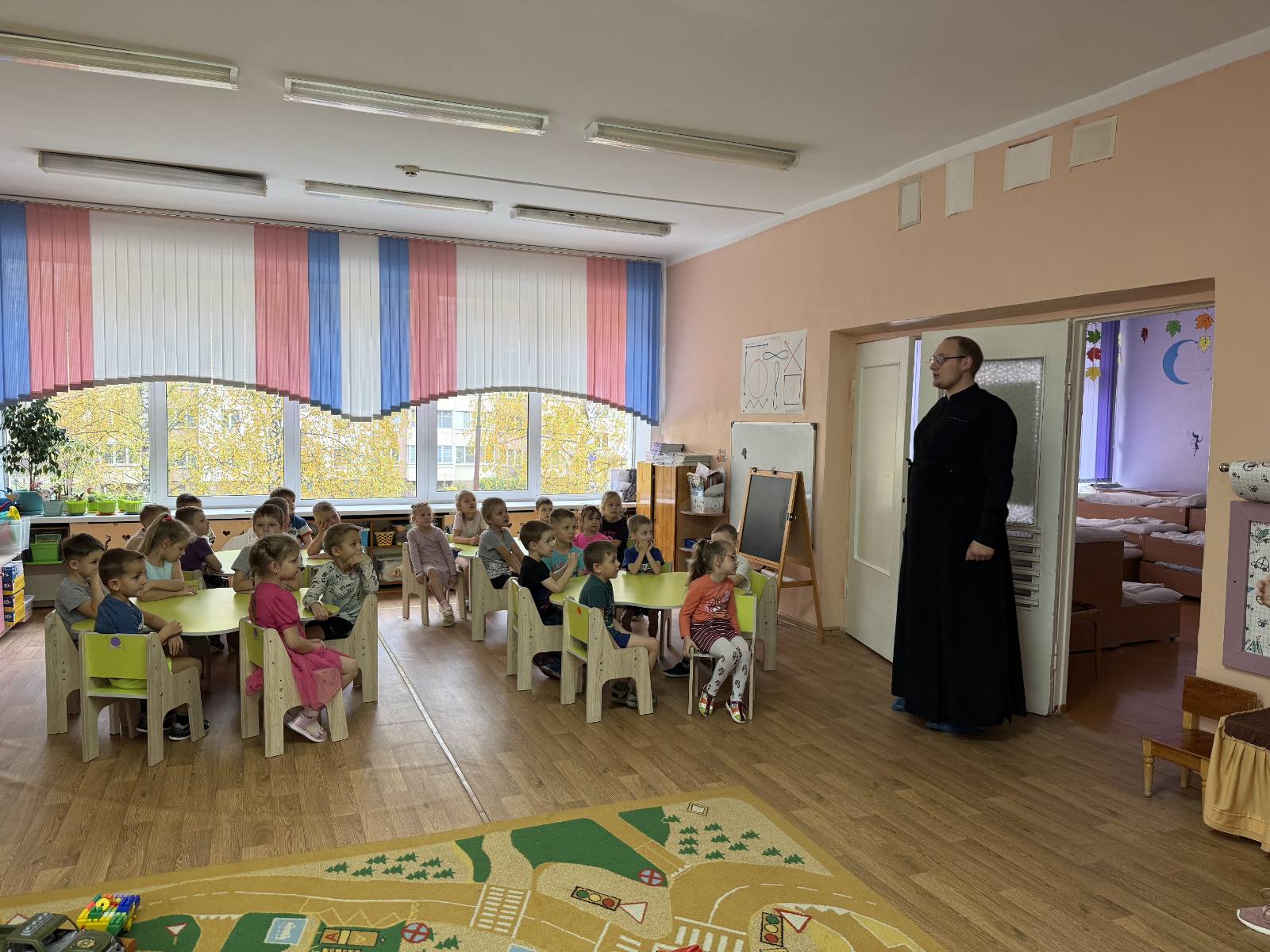 Беседует с детьми диакон Андрей Соколовский