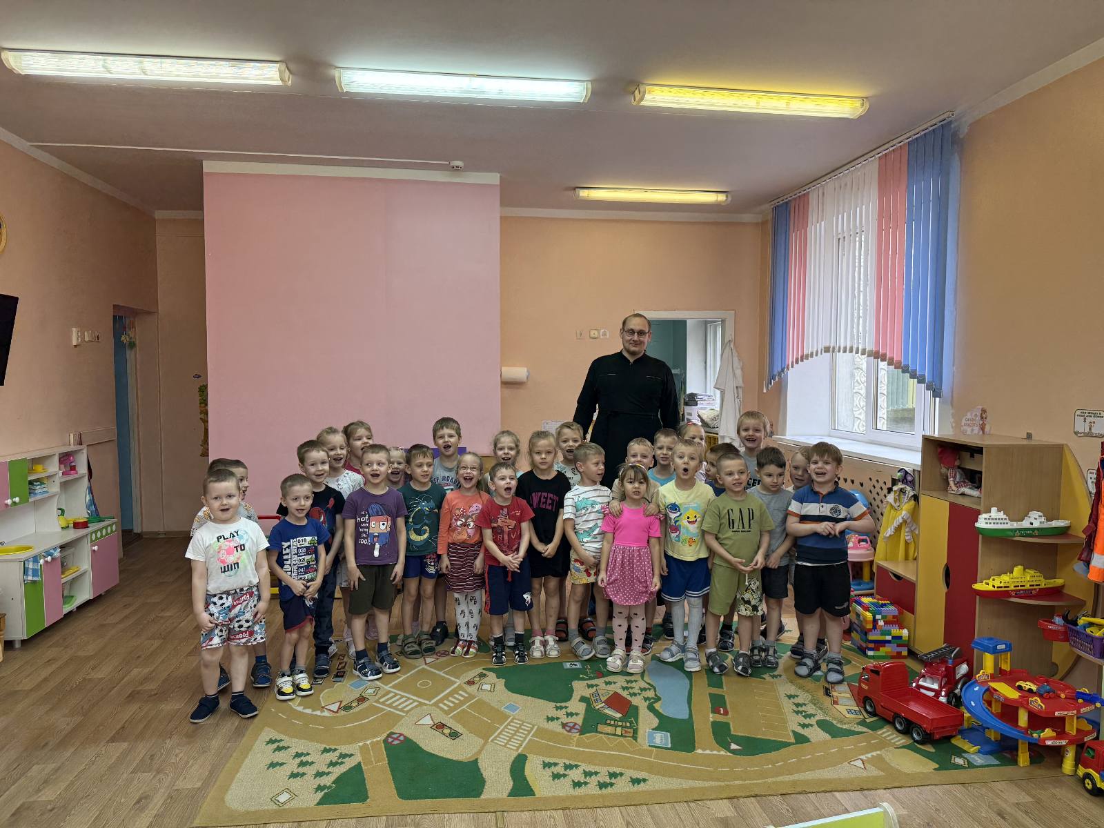 Диакон Андрей Соколовский с детьми
