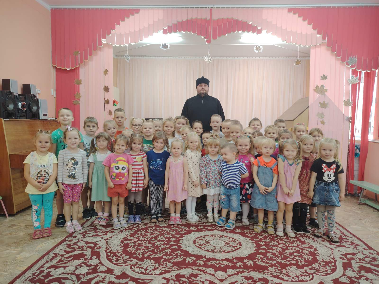 Диакон Михаил Шмидов с детьми