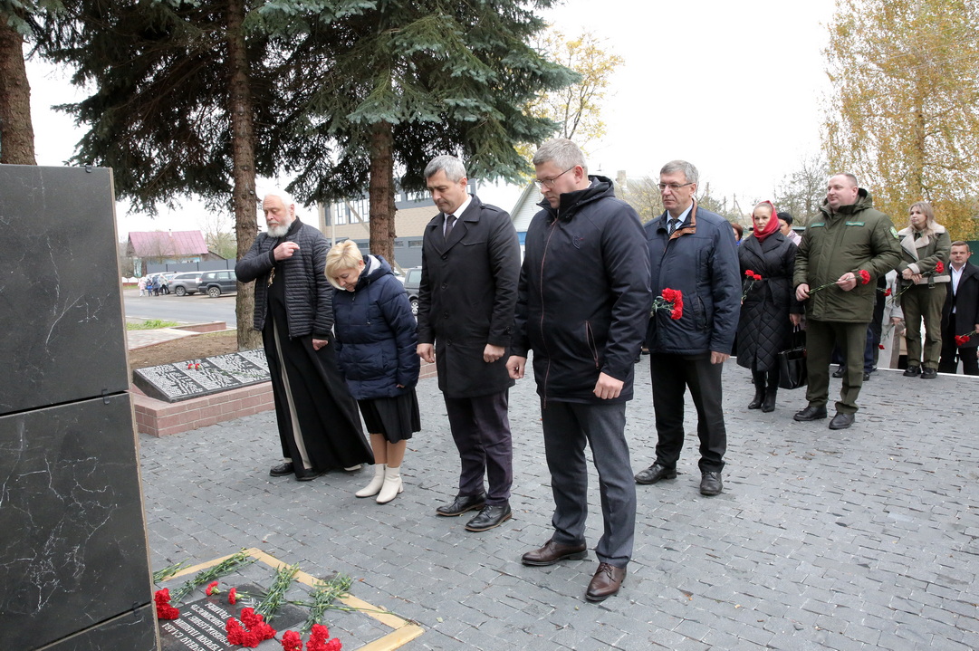 Церемония возложения цветов