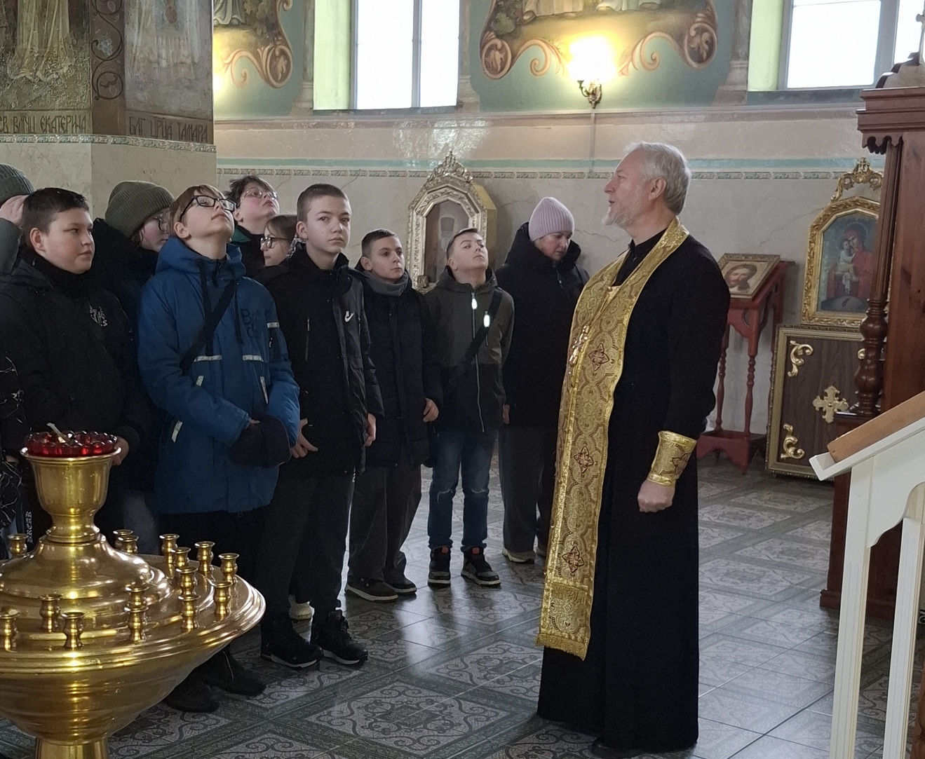 Экскурсию ведёт протоиерей Павел Бондарчук