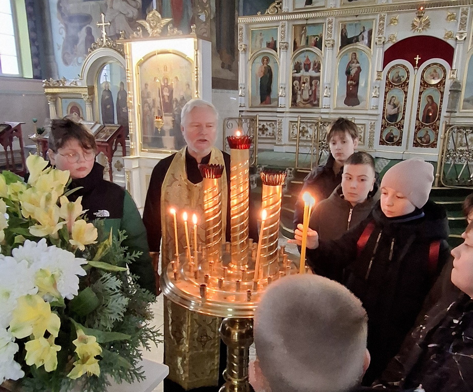 Экскурсию ведёт протоиерей Павел Бондарчук