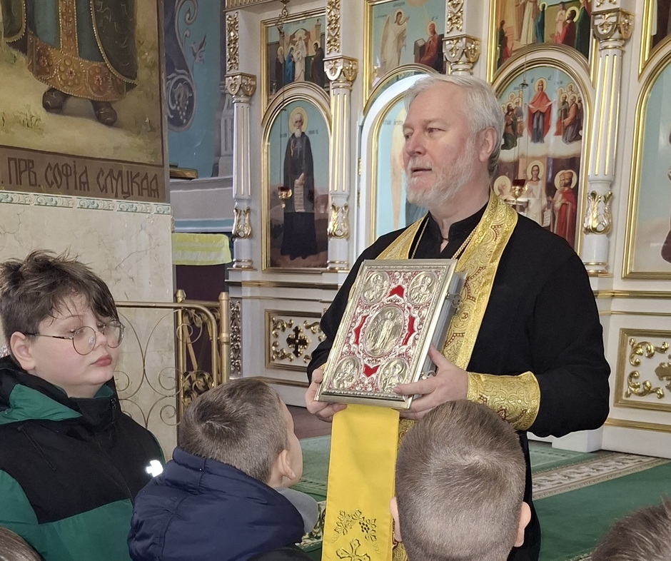 Экскурсию ведёт протоиерей Павел Бондарчук