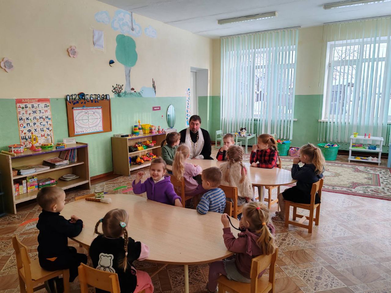 Иерей Михаил Маркосян с малышами