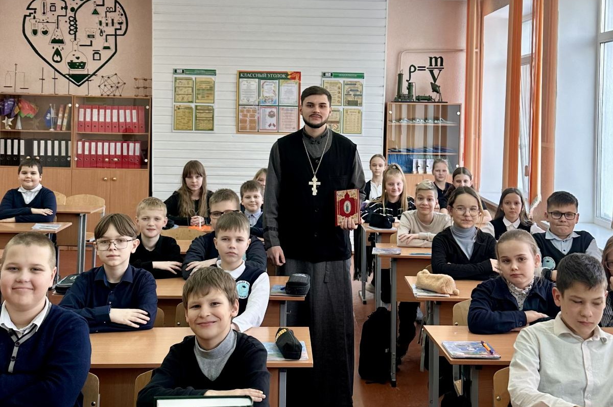 Иерей Георгий Чичов с учащимися