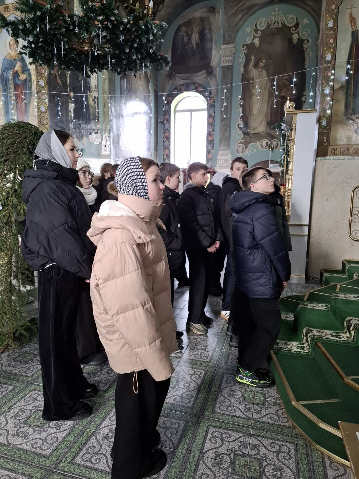 В храме